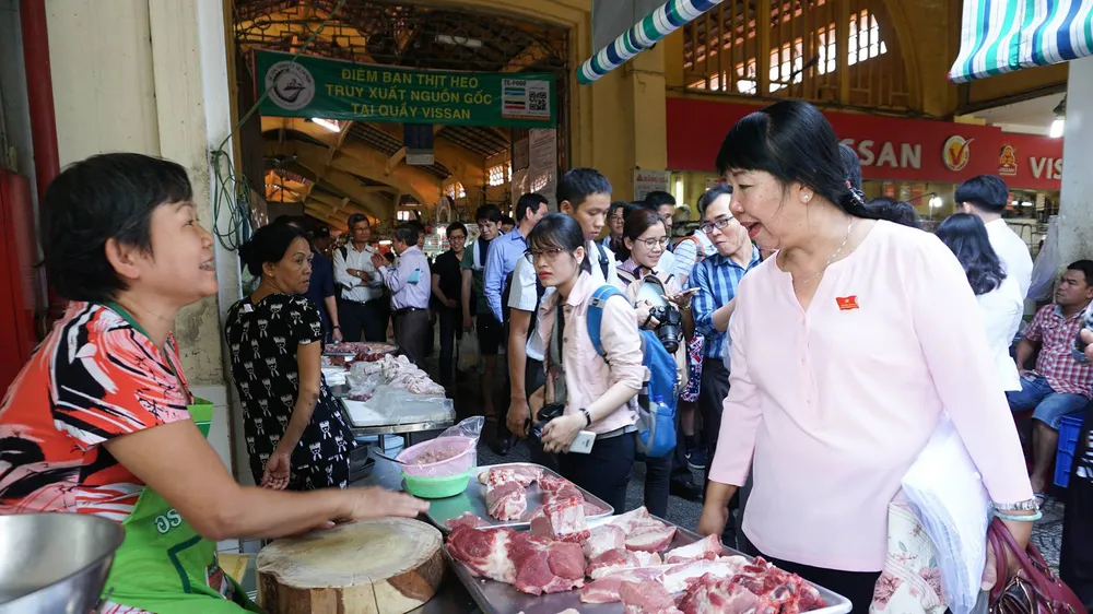 Kiểm tra ATTP tại chợ Bến Thành.Ảnh: HOÀNG HÙNG