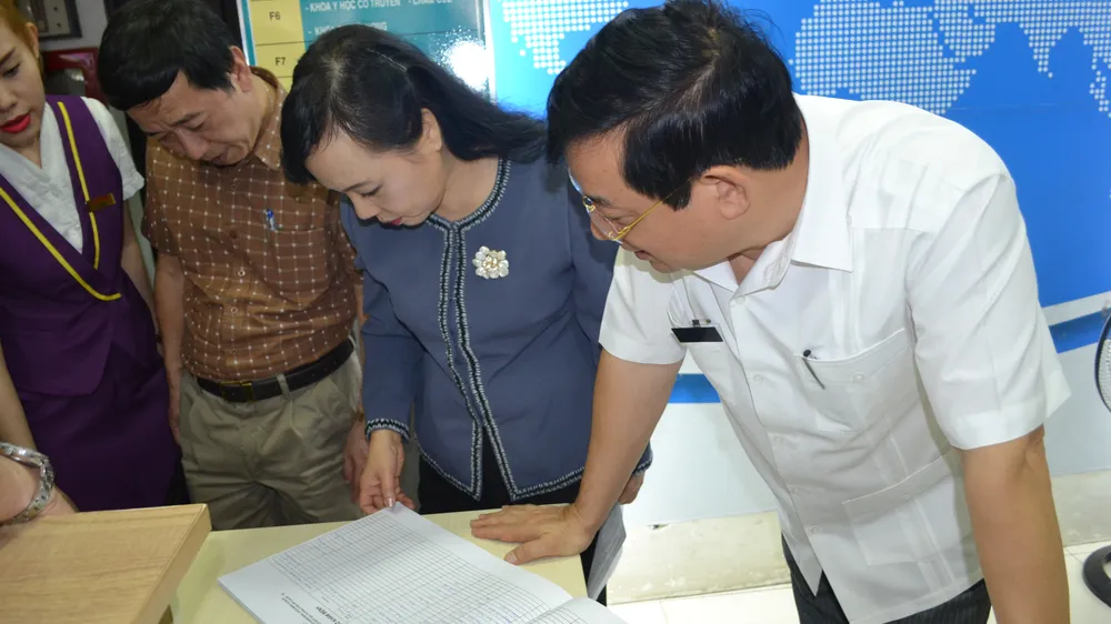 Bộ trưởng Bộ Y tế Nguyễn Thị Kim Tiến kiểm tra phòng khám có yếu tố nước ngoài