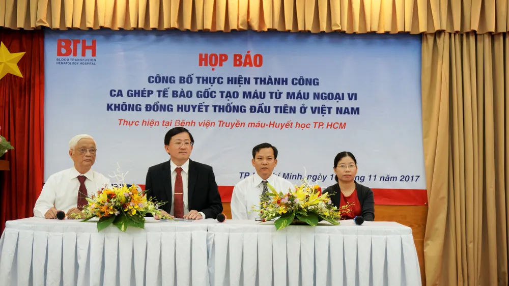 Các bác sĩ cung cấp thông tin tại buổi họp báo