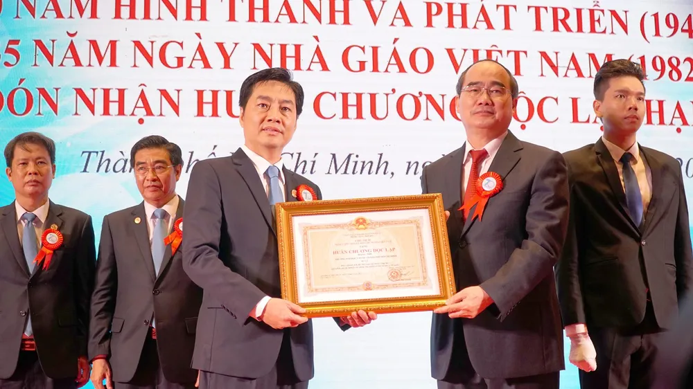 Ủy viên Bộ Chính trị, Bí thư Thành ủy TPHCM Nguyễn Thiện Nhân trao tặng Huân chương Độc lập Hạng Nhì cho tập thể Trường Đại học Y Dược