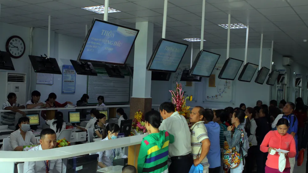 Người dân đăng ký khám chữa bệnh tại Bệnh viện quận Thủ Đức