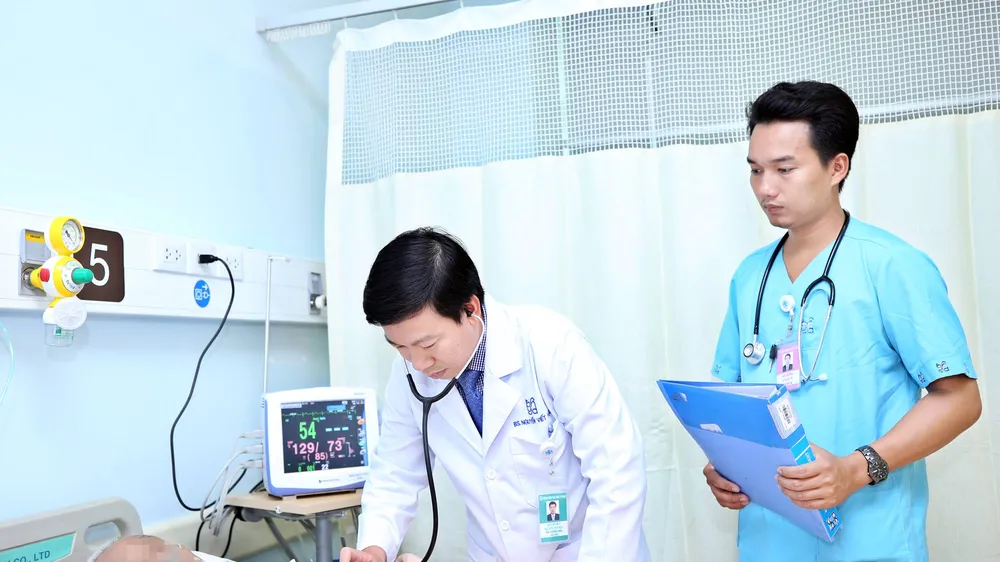 Bác sĩ Nguyễn Viết Hậu đang khám cho bệnh nhân