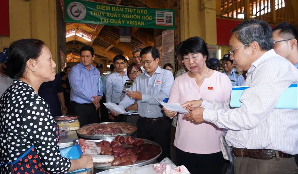 Lãnh đạo TPHCM kiểm tra an toàn thực phẩm tại chợ Bến Thành. Ảnh: HOÀNG HÙNG