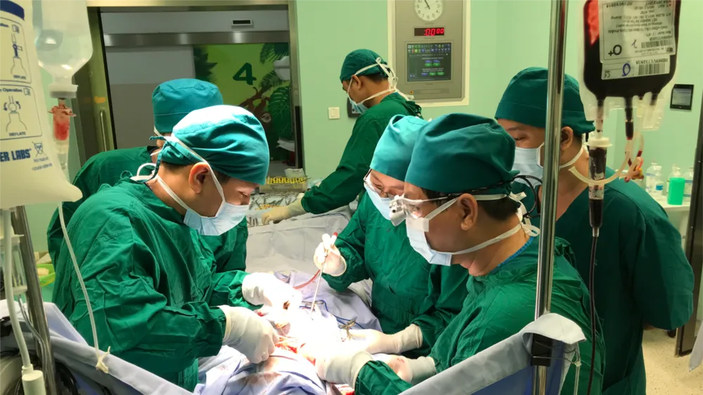Các bác sĩ đang tiến hành phẫu thuật cầm máu
