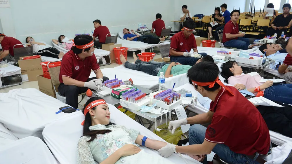 Đông đảo người dân tham gia hiến máu tình nguyện