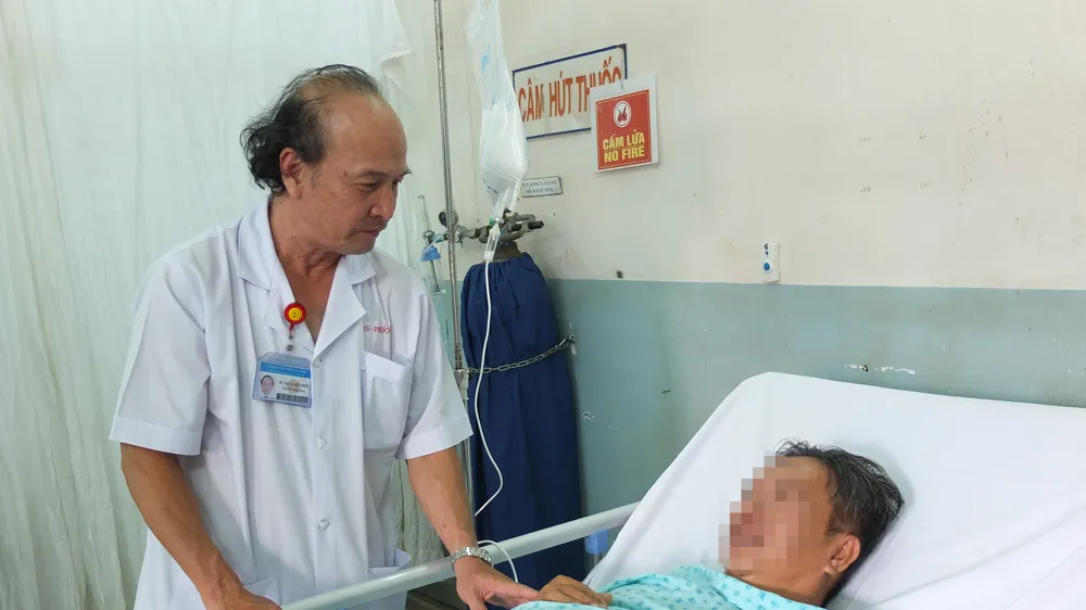 BS.CKII.Lê Hữu Phước đang thăm khám cho bệnh nhân