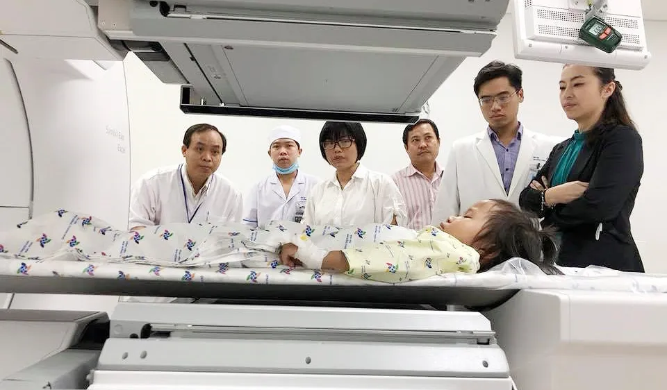 Các bác sĩ đang tiến hành xạ trị cho bệnh nhi