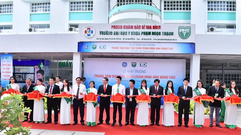 Các đại biểu tham dự lễ cắt băng khánh thành