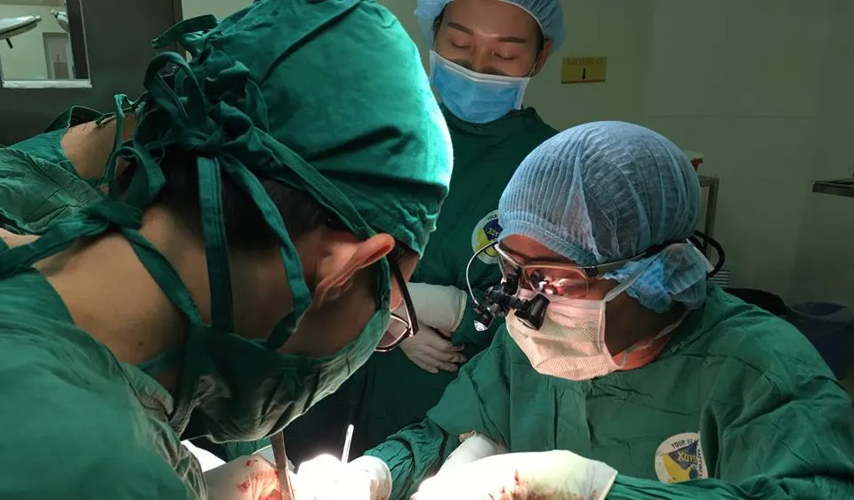 Các bác sĩ đang tiến hành phẫu thuật nối lại cẳng chân gần đứt lìa cho bệnh nhân