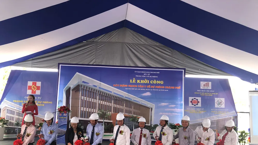 Các đại biểu thực hiện nghi lễ khởi công