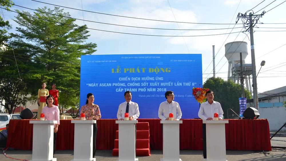 Các đại biểu khởi động chiến dịch “Ngày ASEAN phòng chống sốt xuất huyết” cấp TP