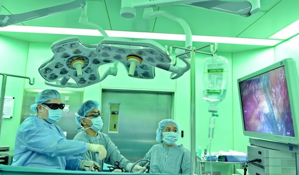 Các bác sĩ đang tiến hành nội soi loại bỏ khối u thận cho bệnh nhân