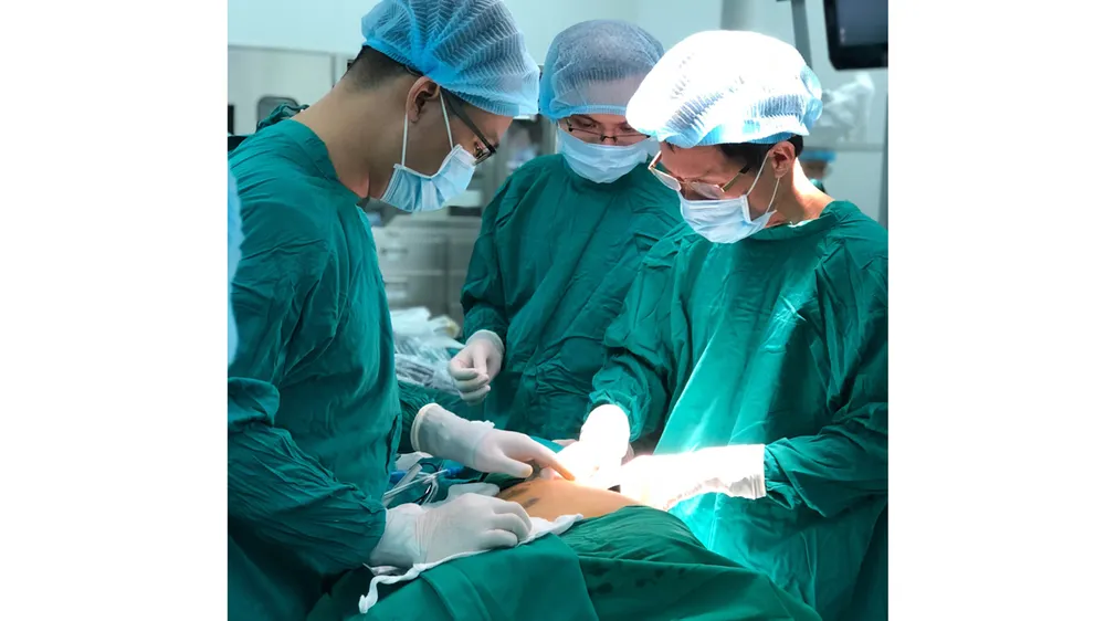 Các bác sĩ đang tiến hành phẫu thuật