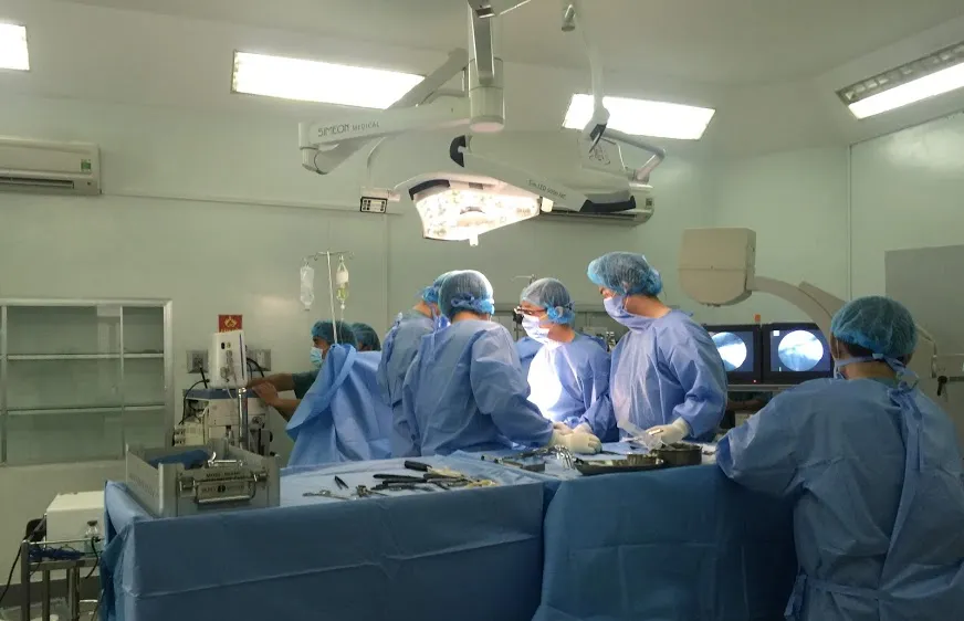 Các bác sĩ tiến hành phẫu thuật cho bệnh nhân