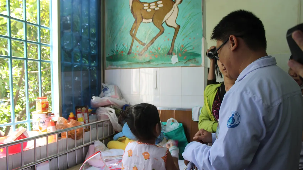 Bác sĩ đang thăm khám cho bệnh nhi