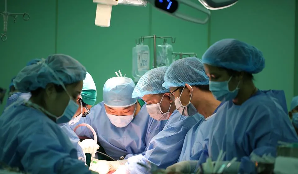 Êkip bác sĩ đang tiến hành phẫu thuật cho anh V.