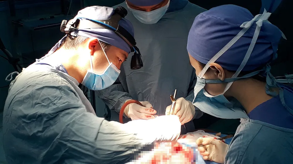Phẫu thuật thành công 2 trường hợp dính khớp sọ phức tạp kèm não úng thủy