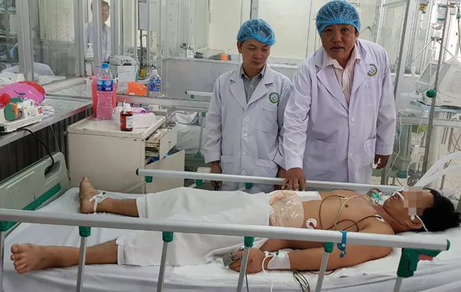 Bác sĩ đang chăm sóc và điều trị cho bệnh nhân Ảnh: BVCC