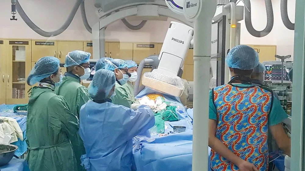 Các bác sĩ đang tiến hành can thiệp nội mạch đặt ống ghép cho bệnh nhân