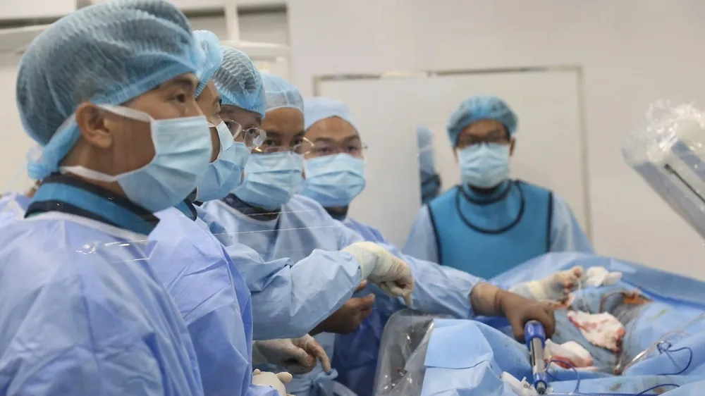 Các bác sĩ đang tiến hành can thiệp phình động mạch chủ ngực bằng phương pháp đặt Stent Graft
