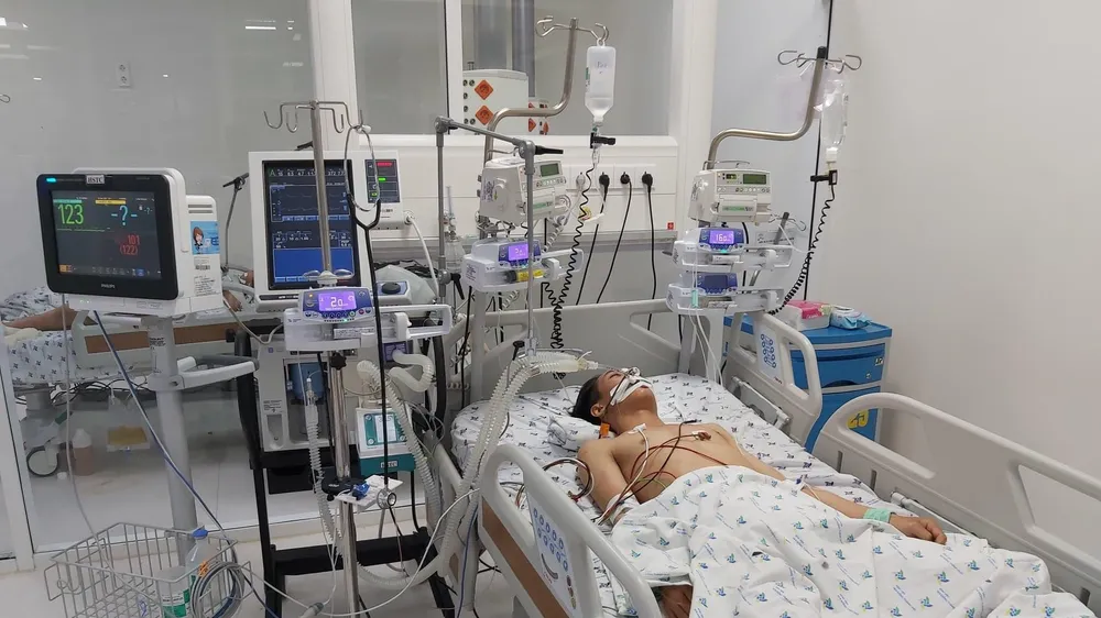 Hiện em K. đã cai máy thở, tỉnh táo, chức năng cơ quan cải thiện