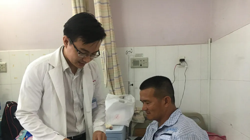 Bác sĩ đang thăm khám cho "hiệp sĩ" Nguyễn Tăng Tiên