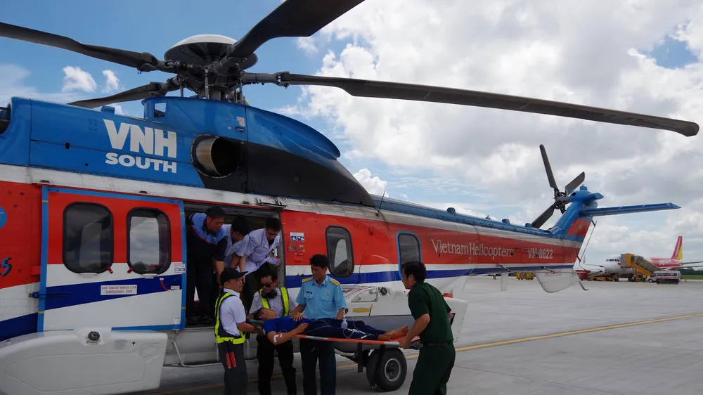 Trực thăng vận chuyển chiến sĩ K. từ huyện đảo Trường Sa về đất liền. Ảnh: TRẦN CHÍNH
