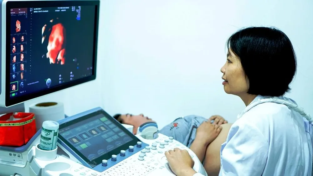 Bác sĩ đang thăm khám cho thai phụ
