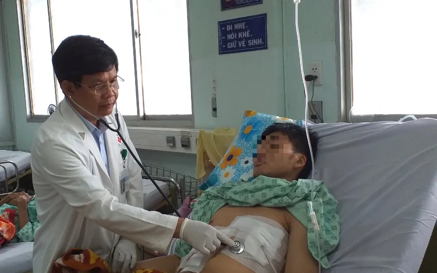 Bác sĩ đang thăm khám cho bệnh nhân. Ảnh: BVCC
