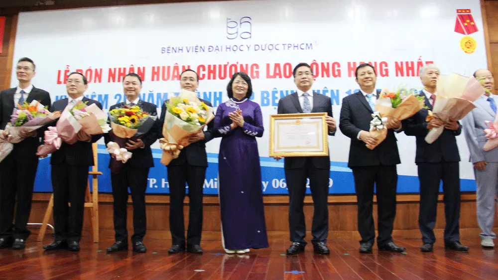Bệnh viện Đại học Y dược TPHCM đón nhận Huân chương Lao động hạng Nhất