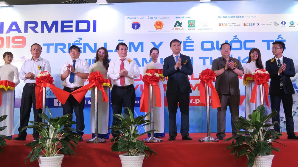 Các đại biểu cắt băng khai mạc