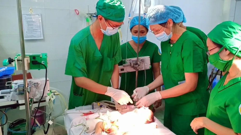 Các bác sĩ đang tiến hành phẫu thuật