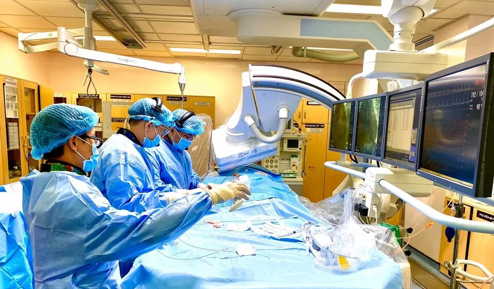 Các bác sĩ đang tiến hành can thiệp tim mạch cho bệnh nhân