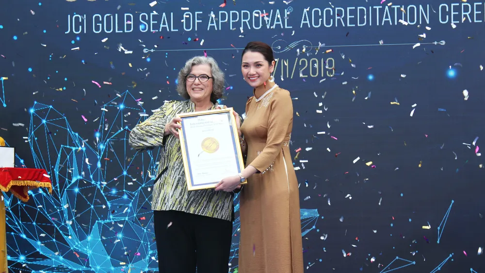 Bà Paula Wilson trao chứng nhận con dấu vàng JCI cho bà Nguyễn Thục Anh, Tổng Giám đốc Bệnh viện Quốc tế Hạnh Phúc