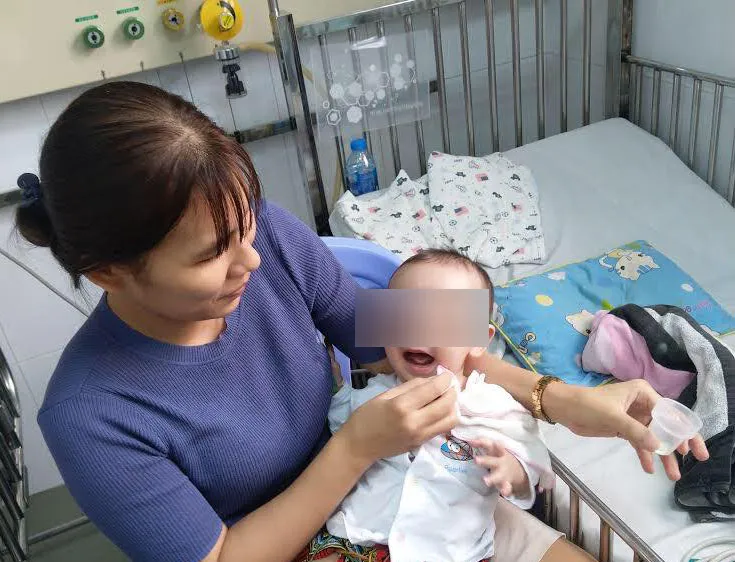 Sau 2 giờ căng thẳng, các bác sĩ đã kiểm soát được cơn nhịp nhanh và bé hồi phục an toàn, không cần phải dùng thuốc.