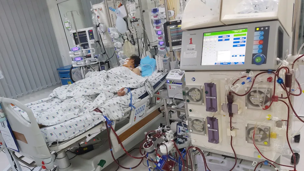 Với nguyên lý hoạt động tương tự như một máy tim phổi nhân tạo, ECMO sẽ giúp duy trì sự sống cho người bệnh, đồng thời tạo thời gian cho tim được nghỉ ngơi và hồi phục