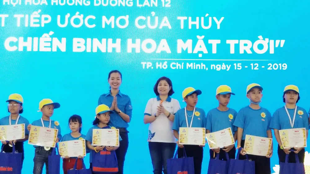 Ban tổ chức trao học bổng "Ước mơ của Thúy" cho bệnh nhi khỏi bệnh trở lại trường