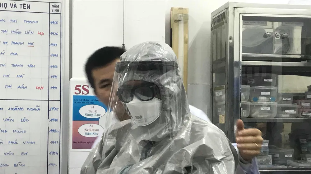 Thứ trưởng Bộ Y tế Nguyễn Trường Sơn kiểm tra công tác phòng chống dịch ở BV Chợ Rẫy