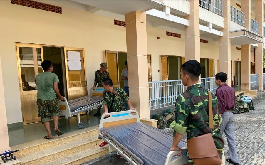 Bệnh viện Bệnh Nhiệt Đới vận chuyển giường bệnh mới của bệnh viện lên cung cấp cho Bệnh viện dã chiến