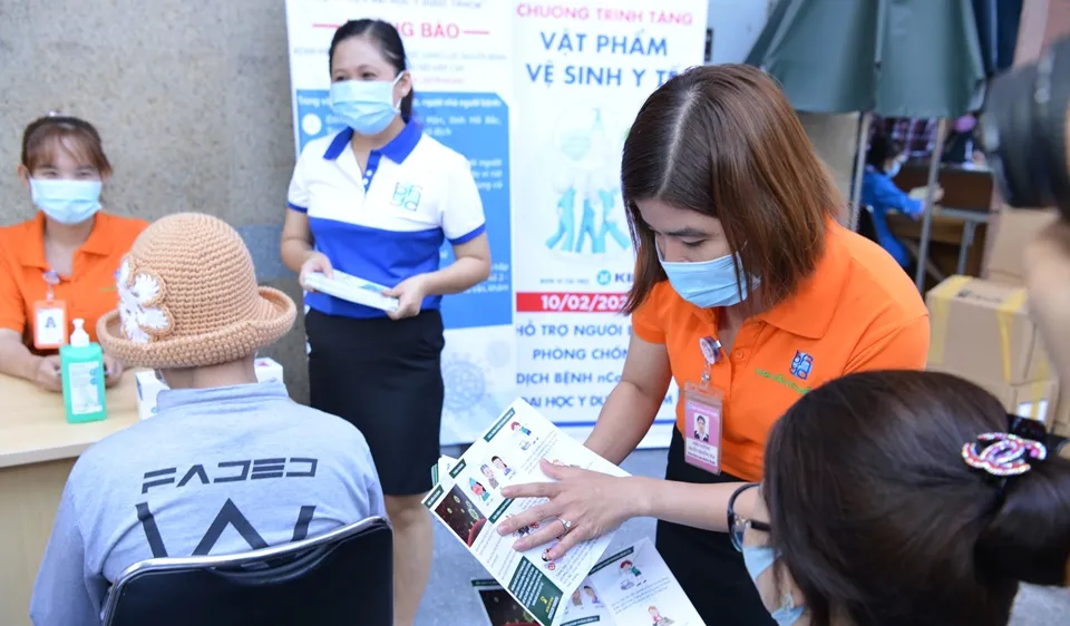 Nhân viên y tế hướng dẫn người dân cách phòng bệnh