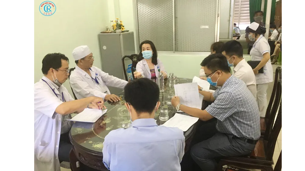 Đoàn bác sĩ Bệnh viện Chợ Rẫy đang hội chẩn với bác sĩ Bệnh viện Đa khoa tỉnh Bình Thuận