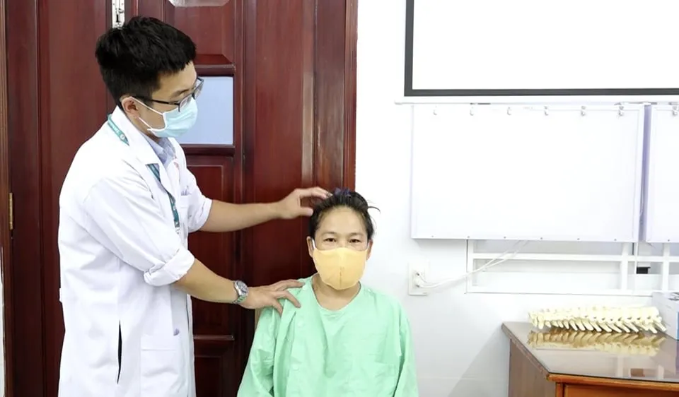 Bác sĩ đang thăm khám cho bệnh nhân