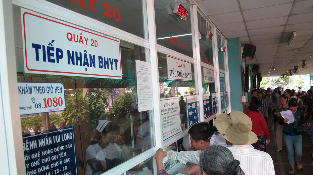 Bệnh nhân đăng ký khám chữa bệnh tại Bệnh viện Trưng Vương
