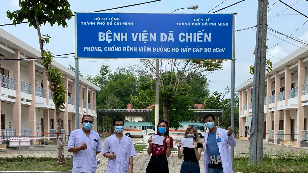 2 bệnh nhân điều trị tại Bệnh viện Bệnh lý hô hấp cấp tính Củ Chi được công bố khỏi bệnh