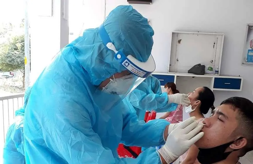 Nhân viên y tế lấy mẫu xét nghiệm cho công nhân tại Khu chế xuất Tân Thuận (quận 7)