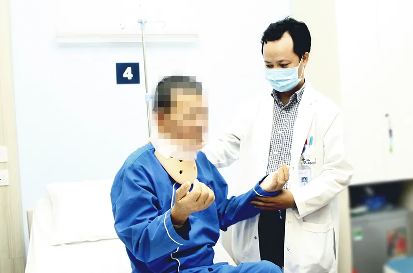 Bác sĩ đang thăm khám cho bệnh nhân sau phẫu thuật