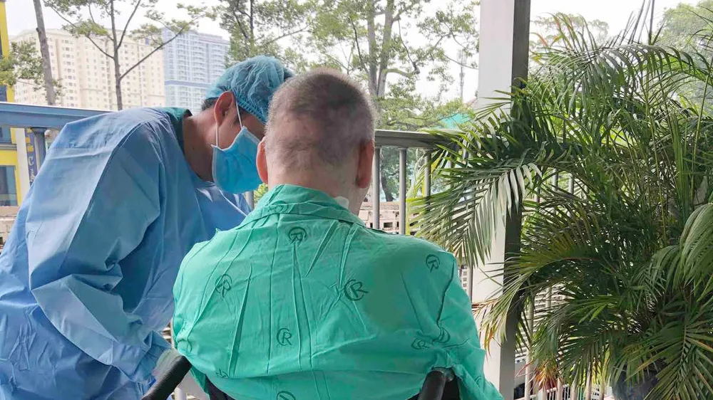 Mẫu cấy đàm gần nhất của phi công người Anh đã âm tính, sức khỏe cải thiện