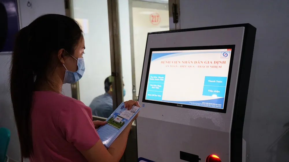 Người dân thanh toán viện phí qua hệ thống ki-ốt đặt tại bệnh viện