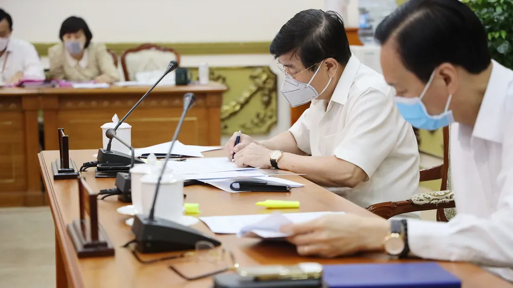 Chủ tịch UBND TPHCM Nguyễn Thành Phong và Phó Chủ tịch Thường trực UBND TP Lê Thanh Liêm tại cuộc họp. Ảnh: TTBC
