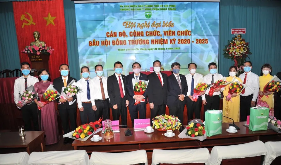 Các thành viên trong hội đồng trường